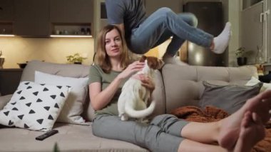 oturma odasında tv izlerken Çift