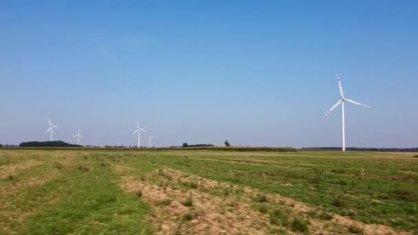 Energi terbarukan, turbin kincir angin di lapangan — Stok Video