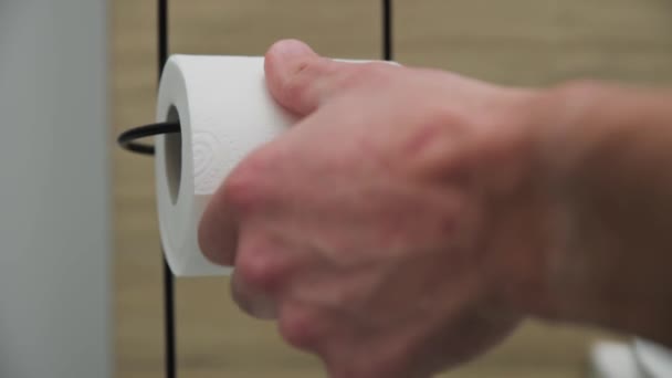 Hombre tomar papel higiénico en el cuarto de baño — Vídeos de Stock