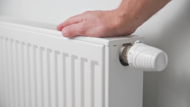 Mână rândul său, termostat buton radiator de căldură — Videoclip de stoc