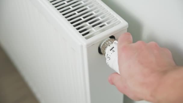 Tangan gilirannya panas radiator tombol termostat — Stok Video
