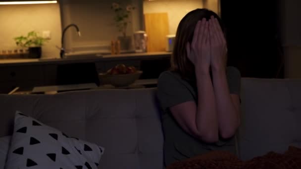 Женщина смотрит фильм ужасов и боится — стоковое видео