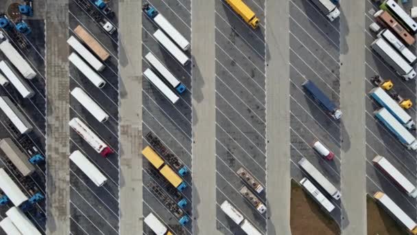 Estacionamiento con vista superior con camiones estacionados — Vídeo de stock