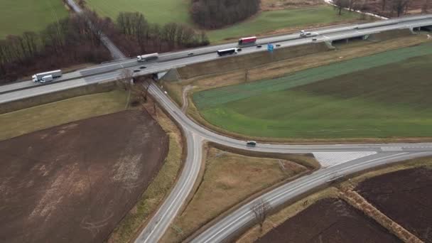 Samochody poruszające się po autostradzie, widok z powietrza — Wideo stockowe