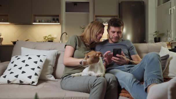 Pár pomocí smartphonu v obývacím pokoji — Stock video
