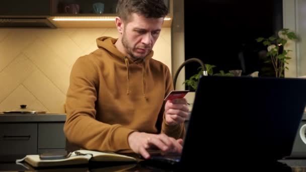 Muž použít notebook k provedení platby online — Stock video