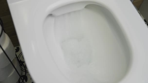 Agua de lavado en el inodoro en el baño — Vídeos de Stock