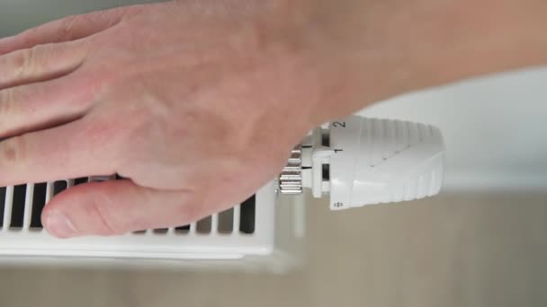 Heizkörperknopf Thermostat von Hand drehen — Stockvideo