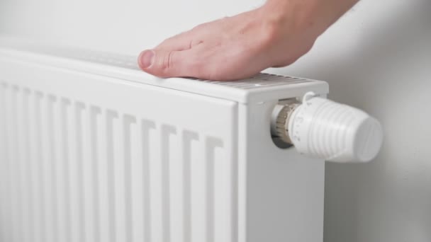 Mão girar termostato do botão do radiador de calor — Vídeo de Stock
