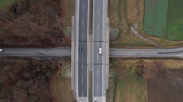 Coches moviéndose en el puente de carretera, vista aérea — Vídeos de Stock