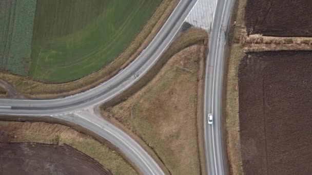 Samochody poruszające się po autostradzie, widok z powietrza — Wideo stockowe