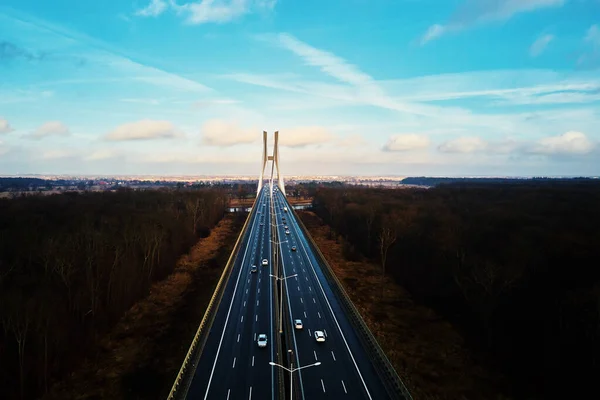 Grande Ponte Moderno Sul Fiume Europa Città Con Traffico Automobilistico — Foto Stock
