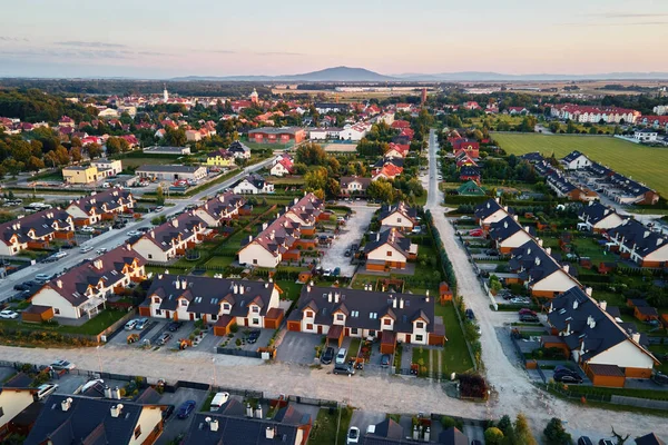 郊外の空中ビュー 日没時に小さなヨーロッパの町で建物や通りと住宅街 — ストック写真