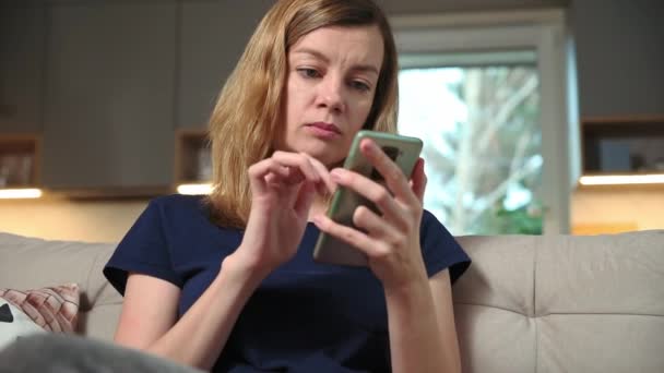 Mulher usando smartphone para navegar notícias. Mídia social online — Vídeo de Stock