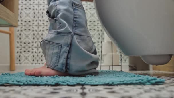 Man zit op toilet kom — Stockvideo