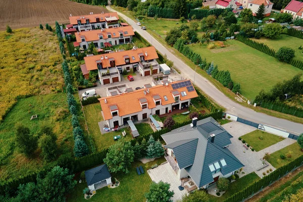Lüks banliyö mahallesinin havadan görünüşü, küçük Avrupa kasabasında binaları ve caddeleri olan yerleşim bölgesi