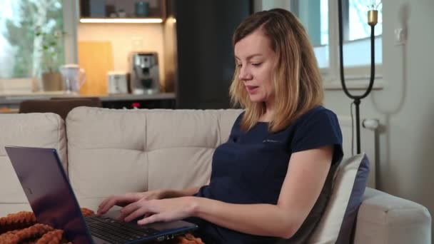 Woman lying on sofa and use laptop — Vídeo de Stock