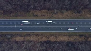 Hareket eden arabalarla otoyolun havadan görünüşü