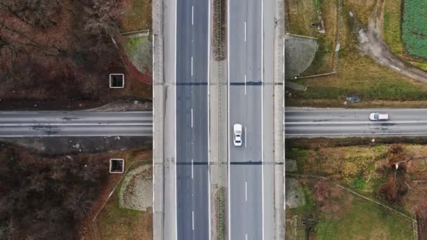 Autos bewegen sich auf Straßenbrücke, Luftaufnahme — Stockvideo