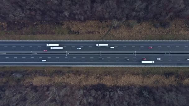 Αεροφωτογραφία του αυτοκινητόδρομου με κινούμενα αυτοκίνητα — Αρχείο Βίντεο