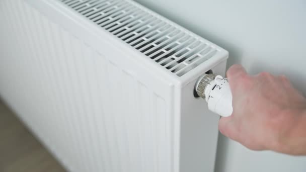 Mano a su vez termostato perilla radiador de calor — Vídeos de Stock