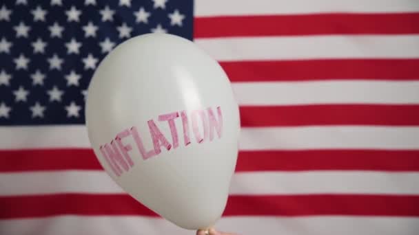 Dünya enflasyon kavramı. ABD bayrağına karşı kelime enflasyonlu balon — Stok video