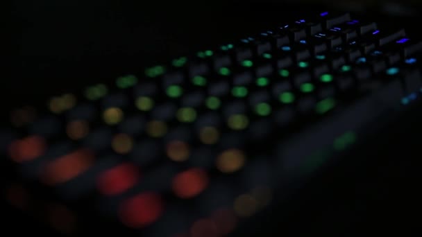 Gaming rgb klávesnice na tmavém pozadí — Stock video