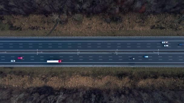 Vista aérea da rodovia com carros em movimento — Vídeo de Stock