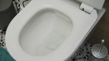 Suyu tuvaletteki sifonu çekmek.