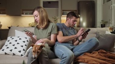 Aile çiftleri koltukta akıllı telefon kullanır.