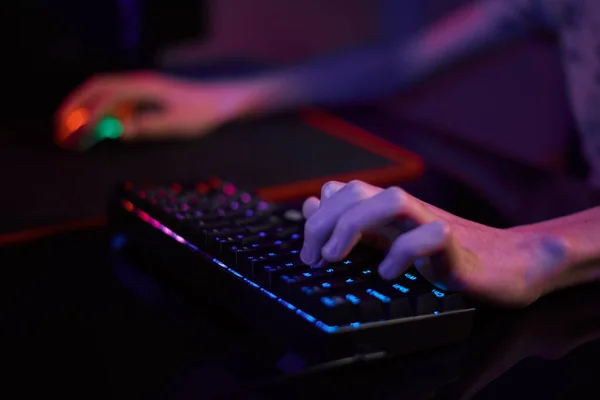 Gamer грати в комп'ютерну гру, використовувати rgb неонову кольорову клавіатуру — стокове фото