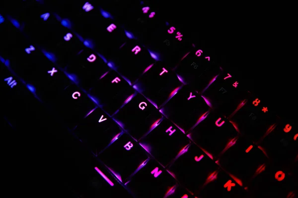 Gioco rgb tastiera su sfondo scuro — Foto Stock
