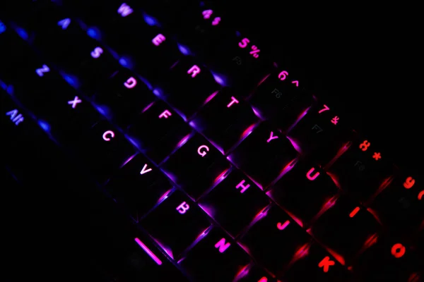 Teclado rgb de jogos no fundo escuro — Fotografia de Stock