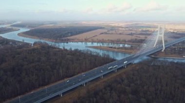 Nehrin üzerinde trafik olan büyük bir köprü.