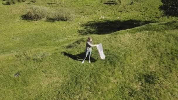 Mujer sostiene ondeando bandera americana — Vídeos de Stock