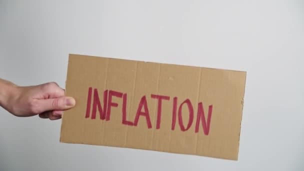 Conceito de inflação mundial. Mulher segurar folha com palavra inflação — Vídeo de Stock