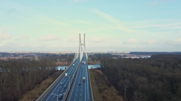 Grand pont sur la rivière avec trafic de voitures — Video