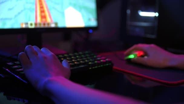 Gamer jouer à un jeu d'ordinateur, utiliser le clavier couleur néon rgb — Video