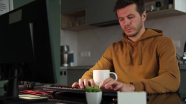 Yorgun adam gece geç saatlere kadar çalışıyor.