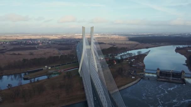 Grand pont sur la rivière avec trafic de voitures — Video