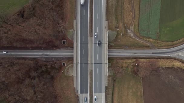 Coches moviéndose en el puente de carretera, vista aérea — Vídeos de Stock