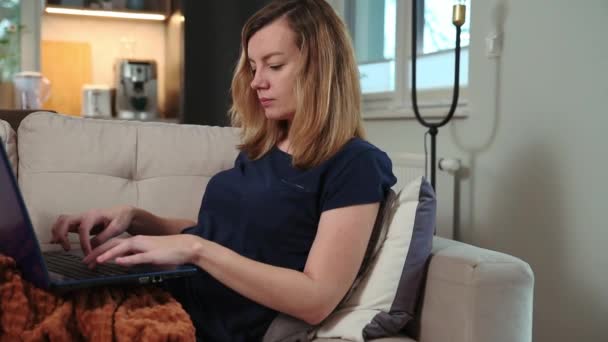 Mulher deitada no sofá e usar laptop — Vídeo de Stock