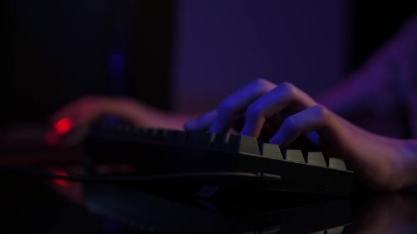 Gracz grać w grę komputerową, używać rgb neon kolorowe klawiatury — Wideo stockowe