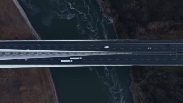 Widok z lotu ptaka most autostrady z ruchomych samochodów — Wideo stockowe