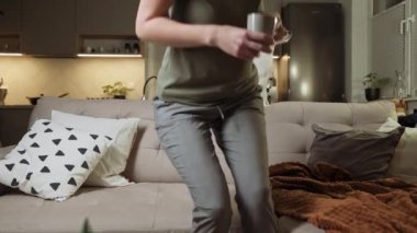 Köpekli bir kadın, otobüste televizyon izliyor.