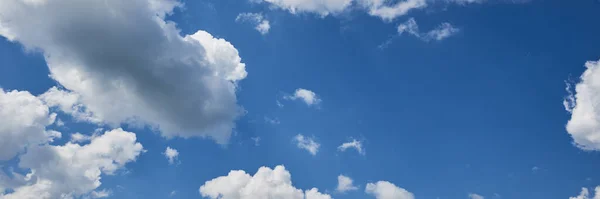 Wolken in de blauwe lucht — Stockfoto