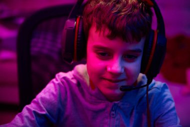 Çocuk evde bilgisayar oyunu oynuyor, oyun bağımlılığı.