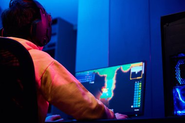 Oyuncu bilgisayar oyunu oynar, rgb neon renkli klavye kullanın