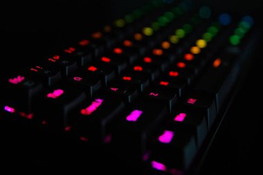 Koyu arkaplanda rgb klavyesi oynanıyor