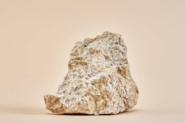 Bej arkaplanda doğal granit taşı